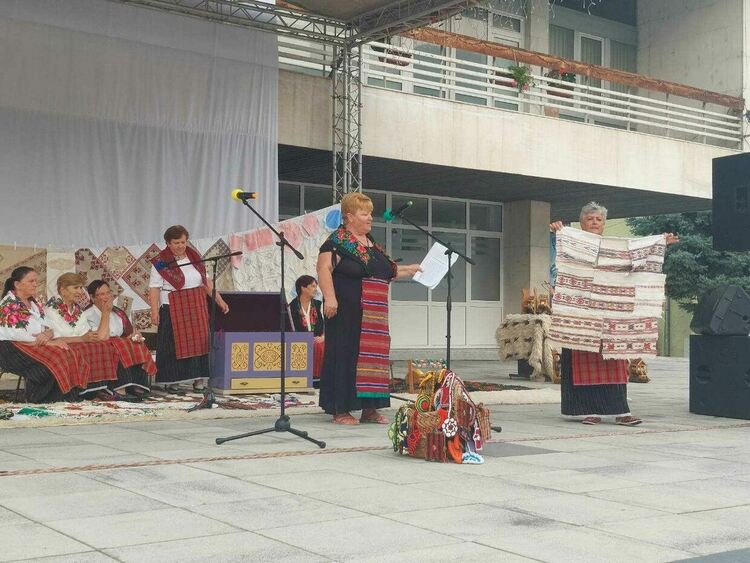 "Шарен сандък" и много вкусотии грабнаха гостите на вечерта на с. Стоманево в Девин 