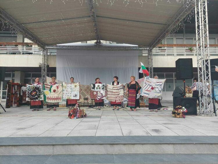 "Шарен сандък" и много вкусотии грабнаха гостите на вечерта на с. Стоманево в Девин 