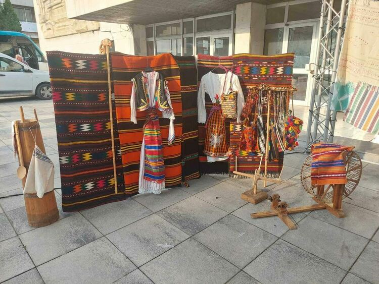 "Шарен сандък" и много вкусотии грабнаха гостите на вечерта на с. Стоманево в Девин 