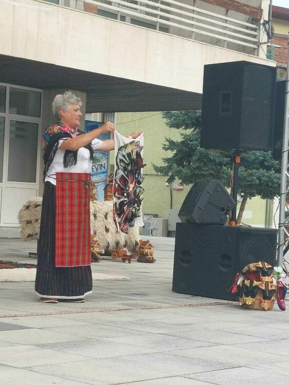 "Шарен сандък" и много вкусотии грабнаха гостите на вечерта на с. Стоманево в Девин 