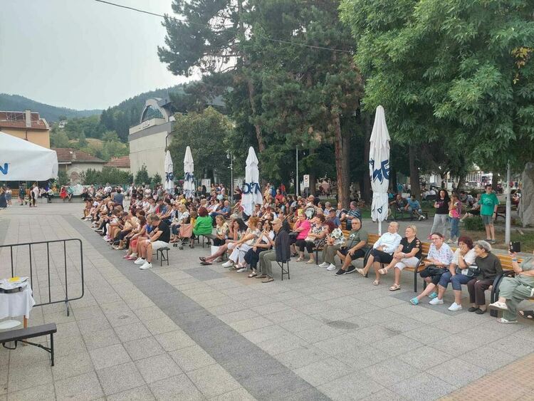 "Шарен сандък" и много вкусотии грабнаха гостите на вечерта на с. Стоманево в Девин 