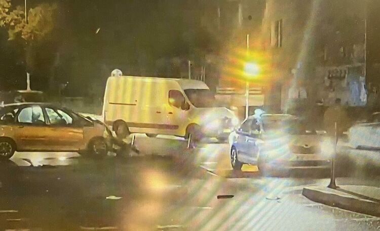 Кола блъсна линейка в Асеновград, има пострадали 