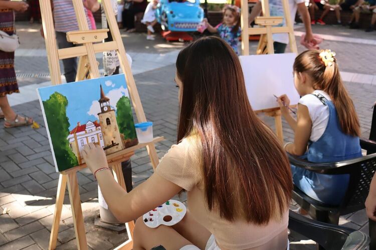 Децата на Хасково рисуват родния си град