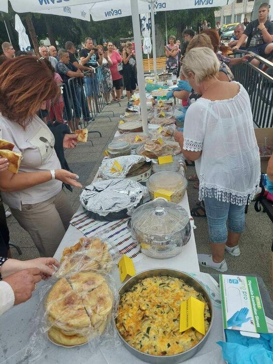 "Шарен сандък" и много вкусотии грабнаха гостите на вечерта на с. Стоманево в Девин 