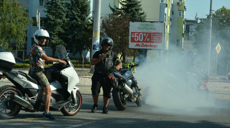 Над двеста мотористи се включиха в мотошествието в Хасково