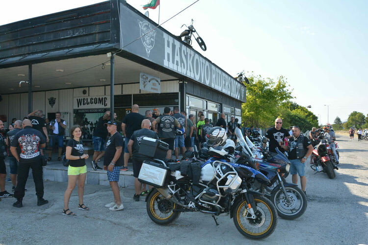 Над двеста мотористи се включиха в мотошествието в Хасково