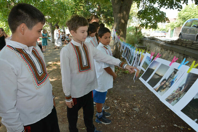Претвориха любовта на децата към Бодрово във фотоизложба