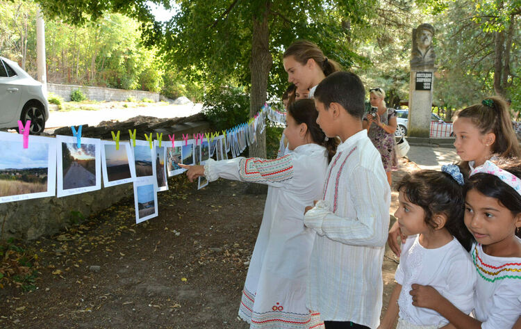 Претвориха любовта на децата към Бодрово във фотоизложба