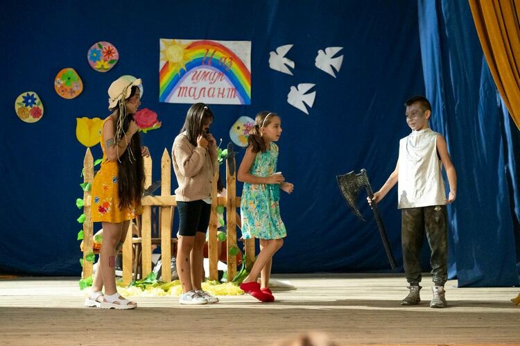 Млади театрали зарадваха жителите на село Манастир