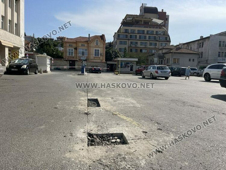 Започнаха частични ремонти на двата големи общински паркинга – пред „21 век“ и „Аида“