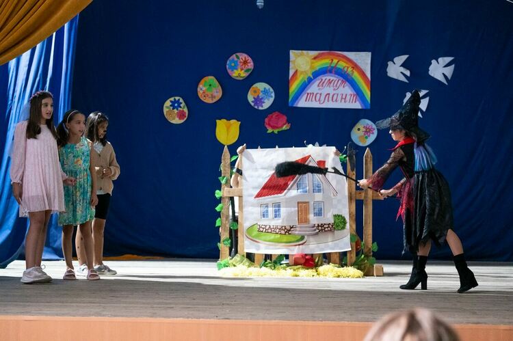 Млади театрали зарадваха жителите на село Манастир