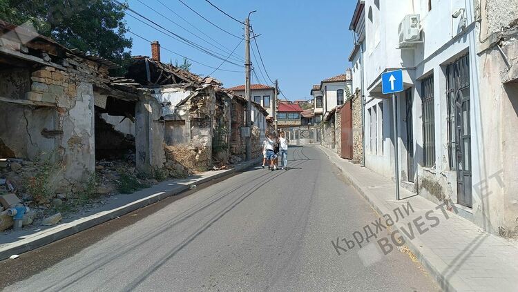 Порутена къща на Пазара е на път да се стовари на Пътя за Енчец,заплашва коли и пешеходци