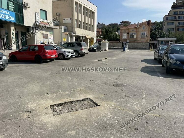 Започнаха частични ремонти на двата големи общински паркинга – пред „21 век“ и „Аида“
