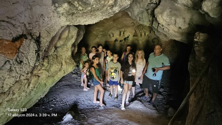 Млади театрали зарадваха жителите на село Манастир