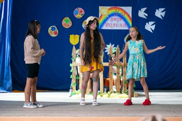 Млади театрали зарадваха жителите на село Манастир