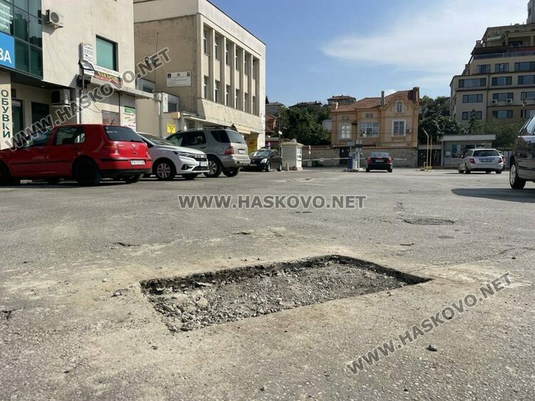 Започнаха частични ремонти на двата големи общински паркинга – пред „21 век“ и „Аида“