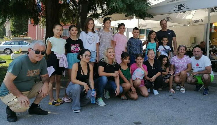 Млади театрали зарадваха жителите на село Манастир