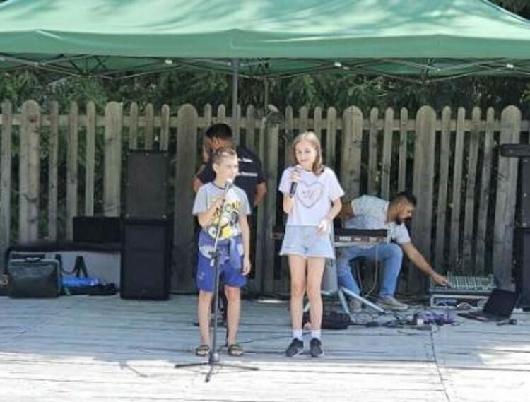 Млади театрали зарадваха жителите на село Манастир