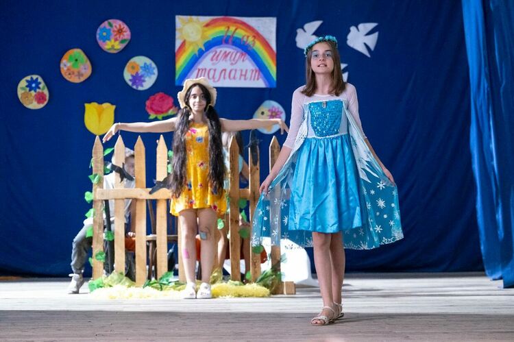 Млади театрали зарадваха жителите на село Манастир