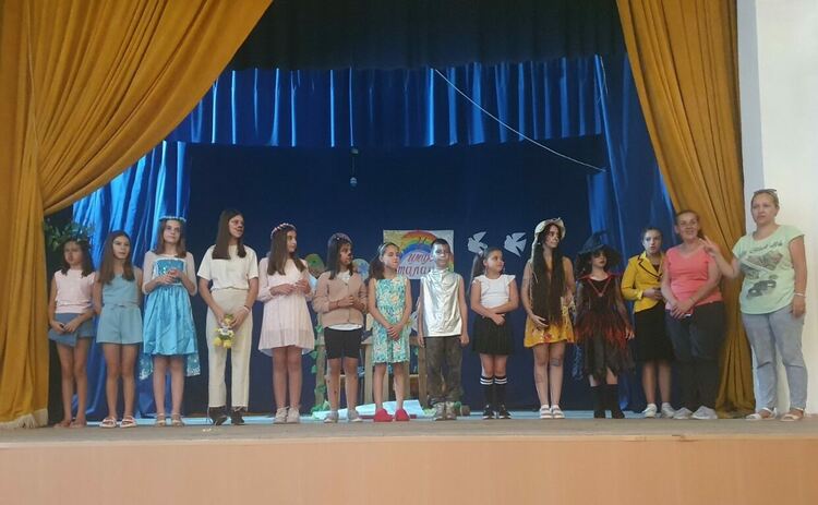 Млади театрали зарадваха жителите на село Манастир
