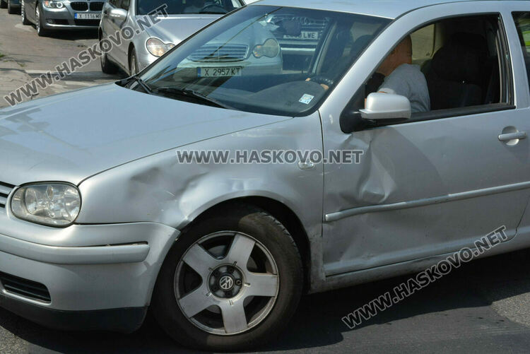 „Фолксваген“ засече „Хюндай“ на кръстовището на „Васил Левски“ и „Дунав“