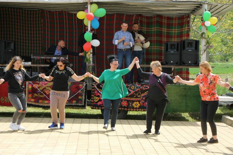 Кръшни хора, песни и танци на селищния празник в Падина