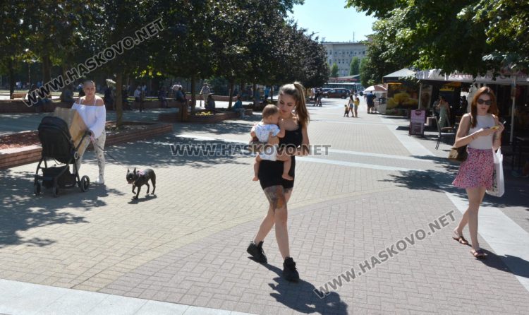 Облаци, дъжд с гръмотевици и слънце във вторник