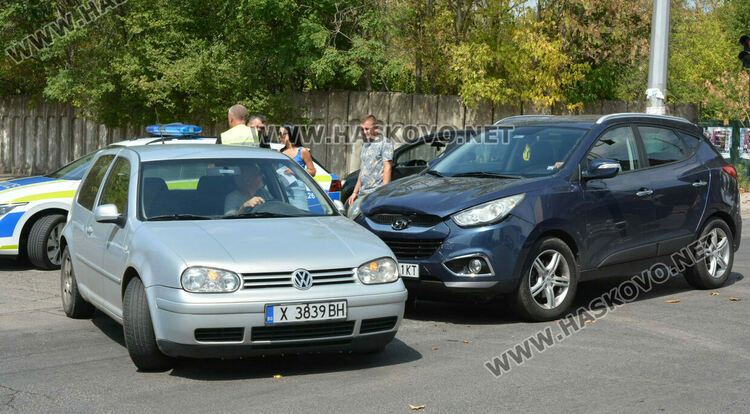 „Фолксваген“ засече „Хюндай“ на кръстовището на „Васил Левски“ и „Дунав“