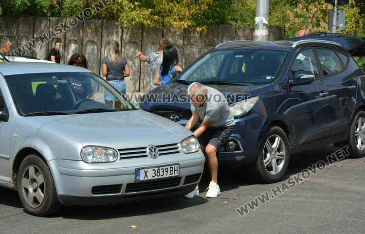 „Фолксваген“ засече „Хюндай“ на кръстовището на „Васил Левски“ и „Дунав“