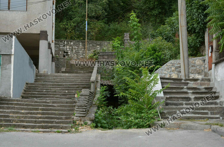 Зъболекар от Хасково загина след падане от стълбище