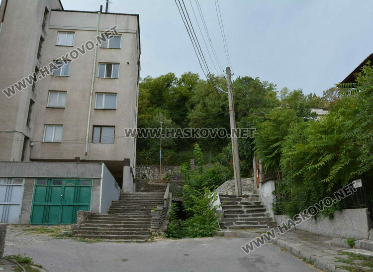 Зъболекар от Хасково загина след падане от стълбище