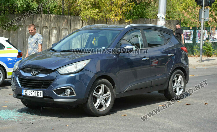 „Фолксваген“ засече „Хюндай“ на кръстовището на „Васил Левски“ и „Дунав“