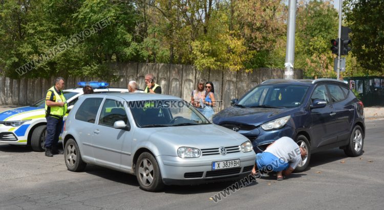 „Фолксваген“ засече „Хюндай“ на кръстовището на „Васил Левски“ и „Дунав“