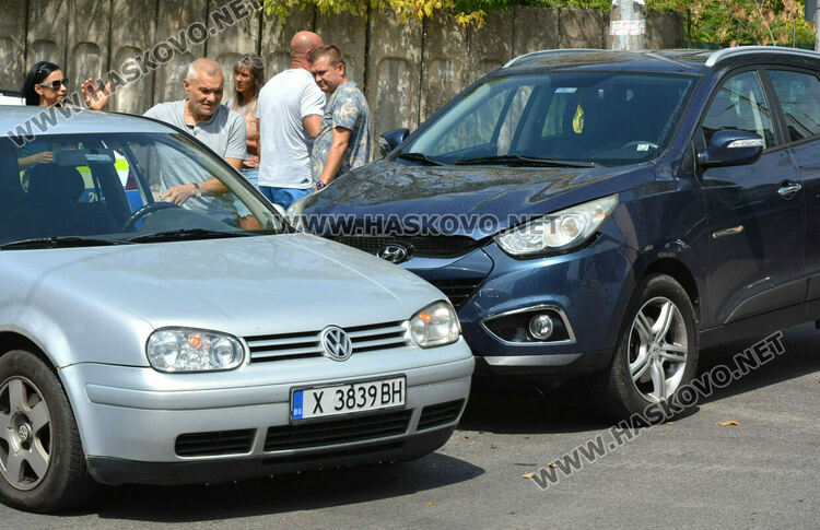 „Фолксваген“ засече „Хюндай“ на кръстовището на „Васил Левски“ и „Дунав“