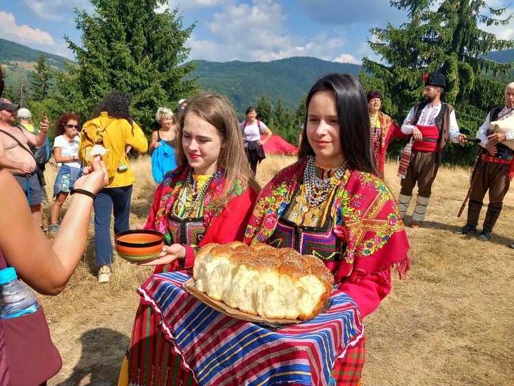 Източни техники за масажи и родопска каба гайда си дават среща високо в планината