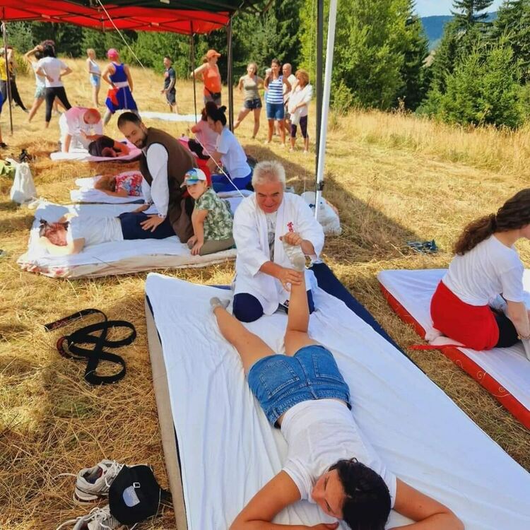 Източни техники за масажи и родопска каба гайда си дават среща високо в планината