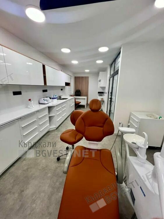 Д-р Радослав Асенов отвори дентална клиника в Кърджали, обръща се с напътствия към кърджалийци