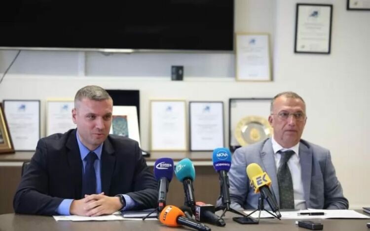 Проверките и разследването на престъпната схема продължава, обявиха Калин Литов, заместник-директор на ГДБОП, и Евгени Нанков, заместник изпълнителен директор на Националната агенция за приходите (НАП).