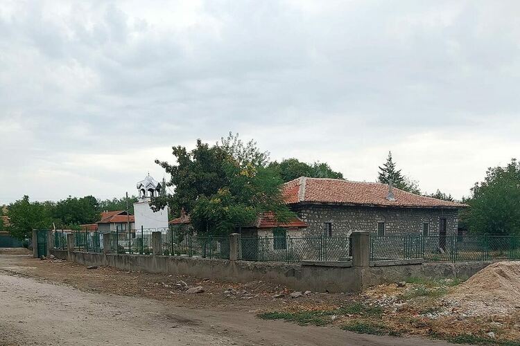 Семейство призовава за дарения за храма в Езерово