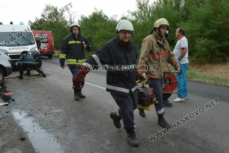 7 души пострадаха при катастрофа между кола и камион на „АБ“