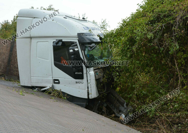 Тираджия пострада при катастрофа в канавка