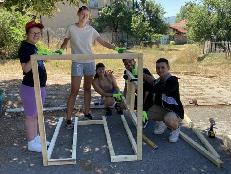 Младежи и доброволци от 4 държави облагородиха радомирското село Долни Раковец