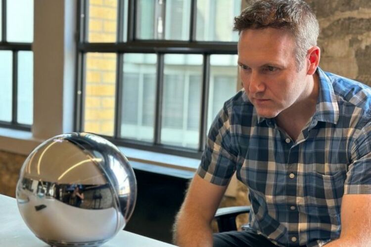 Не отпечатък, а код от очите: Как Сам Олтман иска да ни защити от изкуствения интелект, който създава