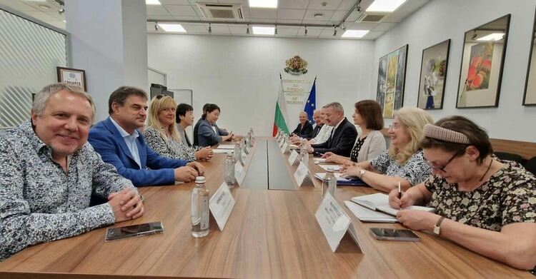 На министерско ниво нищиха туризма в село Момчиловци