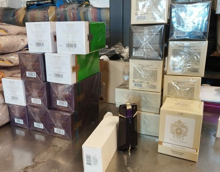 Задържаха текстилни изделия, парфюми и перилни препарати на границата