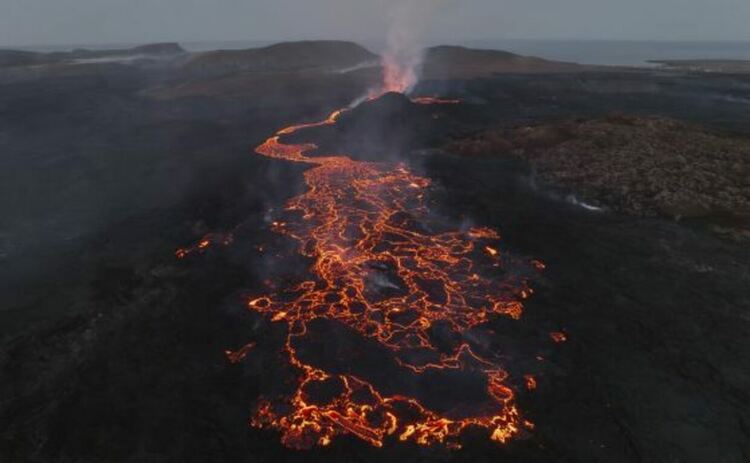 Изригване на вулкан близо до исландския град Гриндавик