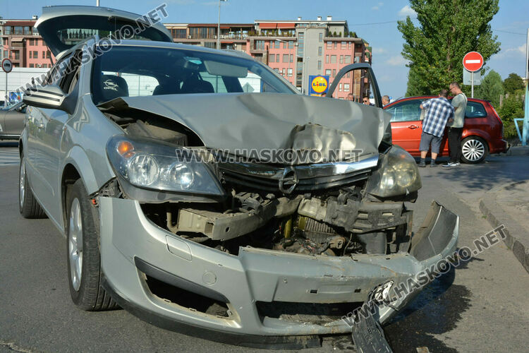 Водач пострада при катастрофа на „Лебеда“