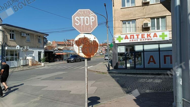 Въпрос с повишена трудност:Какво указва този знак на възлово кръстовище при Пазара?