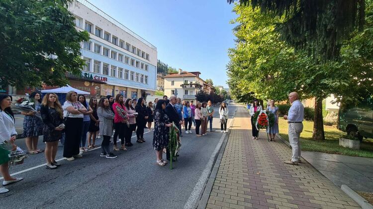 Хиляди се стичат за тридневния празник на Мадан, тази вечер на сцената излизат Емилия и Дара