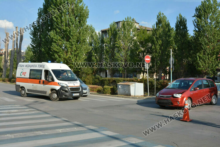 Водач пострада при катастрофа на „Лебеда“